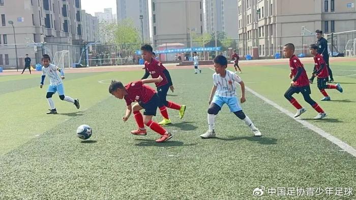 包含足球预选赛激烈开场，各队士气高涨勇争前位的词条
